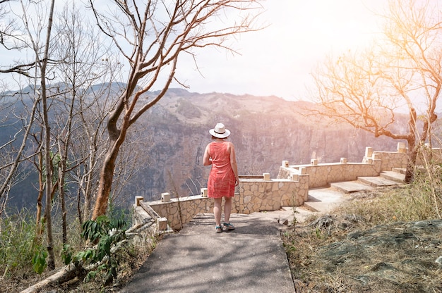 Vrouwen lopen in de bergen van Mexico