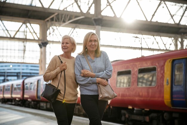 Foto vrouwen lopen samen medium shot