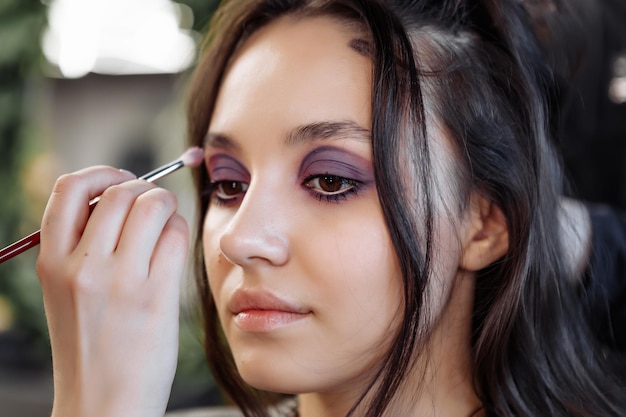 Vrouwen make-up. retro make-up aanbrengen op de ogen. hoge kwaliteit foto