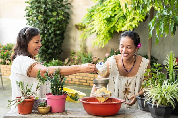 Vrouwen malen maïs om tortilla's te maken