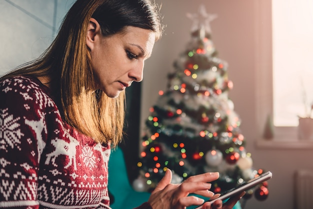 Vrouwen met behulp van slimme telefoon