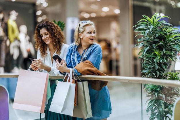 Vrouwen met boodschappenzakken in een winkelcentrum