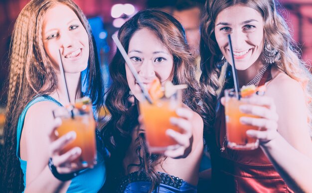 vrouwen met cocktails in een bar