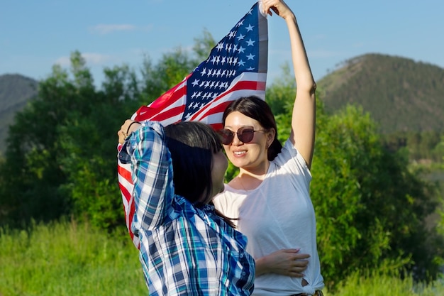 Foto vrouwen met de amerikaanse vlag viering van de patriottische amerikaanse nationale feestdag 4 juli onafhankelijkheidsdag