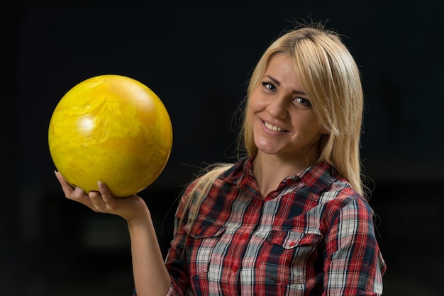 Foto vrouwen met een bowlingbal