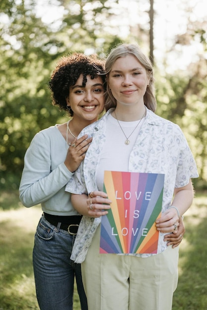 Vrouwen met een kaart met liefde is liefde Slogan Stock Photo