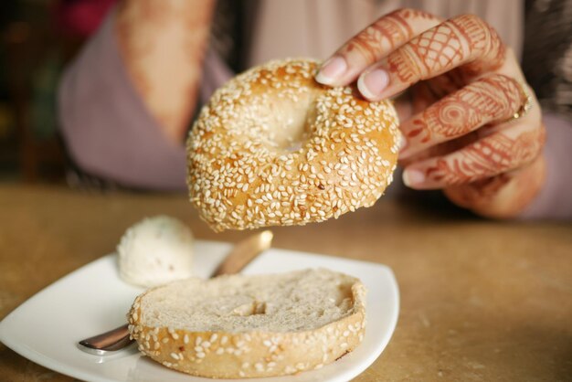 Vrouwen met een vers bagelbrood