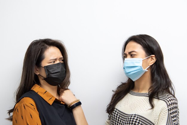 Vrouwen met maskerbescherming epidemische griep covid19