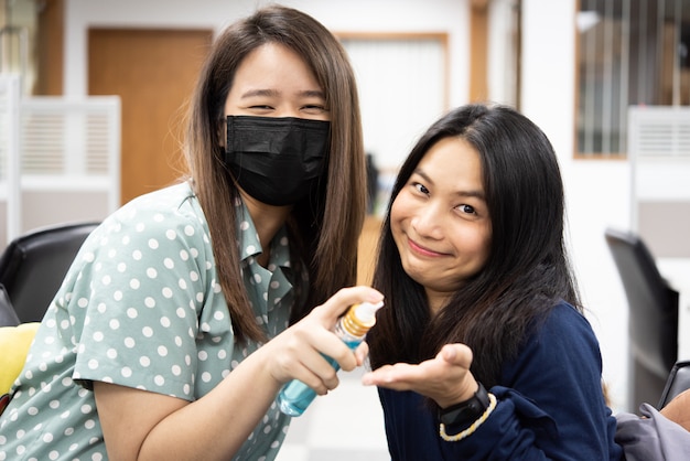 Vrouwen met maskerbescherming epidemische griep covid19