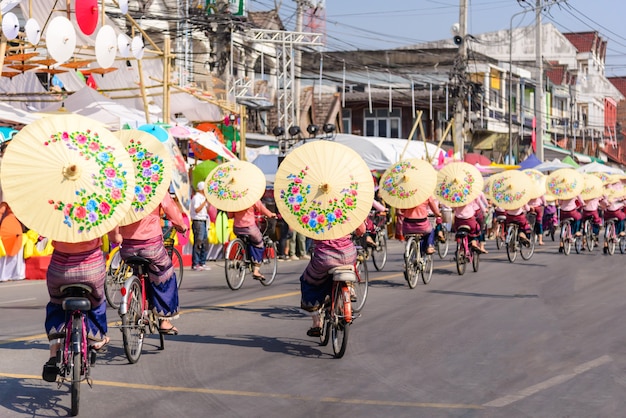 Vrouwen met prachtige paraplu's en fietsshow op Bosang-paraplufestival Chiang Mai Thailand