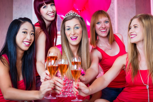 Vrouwen met vrijgezellenfeest in nachtclub