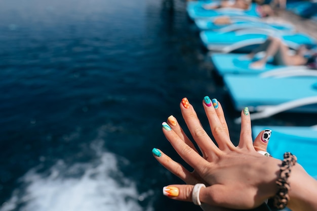 Vrouwen mooie manicure in het zwembad Close-up