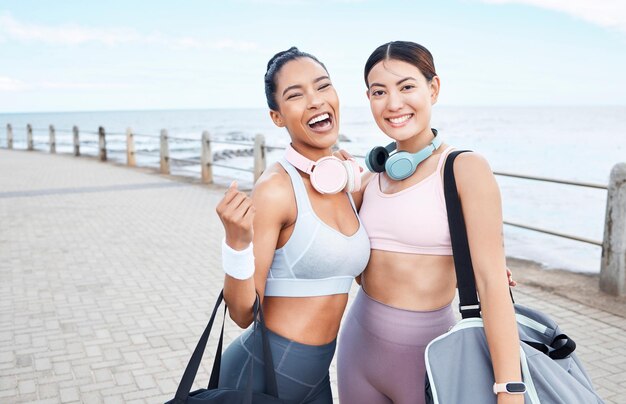 Vrouwen na strandtraining portret van vrienden met gezonde bewegingslevensstijl in de zomer en Monaco stoep met sporttas Gelukkige jonge meisjes body fitness samen over zee en outdoor gym training