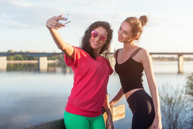 Vrouwen nemen een foto van zichzelf selfie op het strand Lifestyle zonnig beeld beste vriend meisjes fijne vakanties