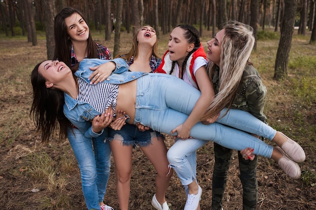 Vrouwen ondersteunen teamtoerisme concept. Actieve vrije tijd in het bos.