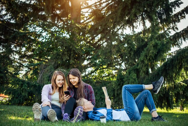 Vrouwen ontspannen samen in de natuur