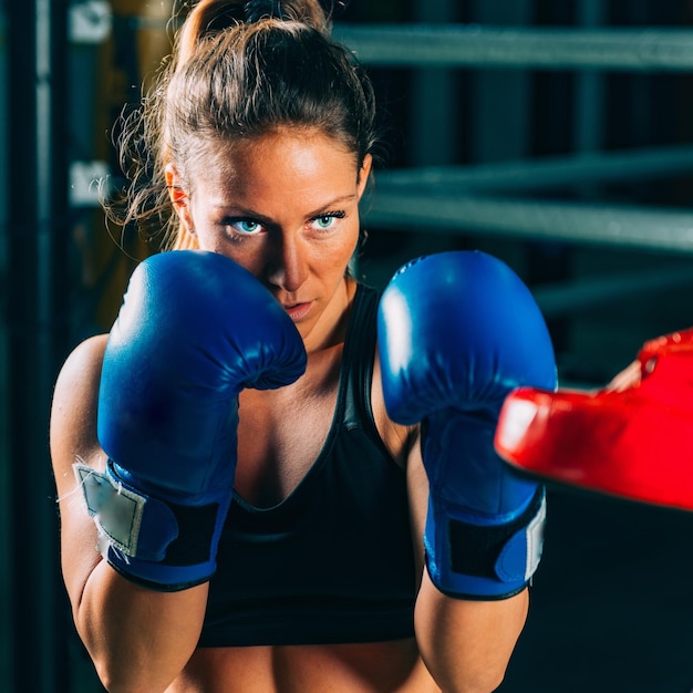 Vrouwen op bokstraining