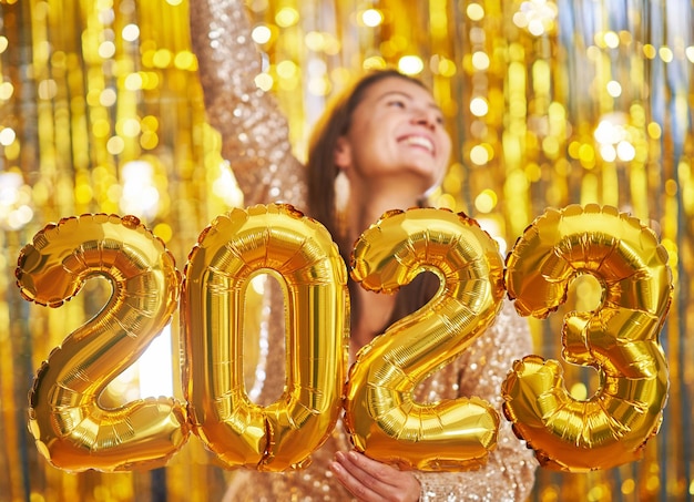 Vrouwen op nieuwjaarsfeest met gouden ballonnen