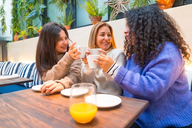 Vrouwen praten vrolijk in een kleurrijke cafetaria