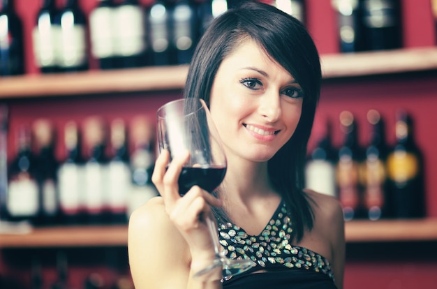 Vrouwen proevende wijn in een restaurant