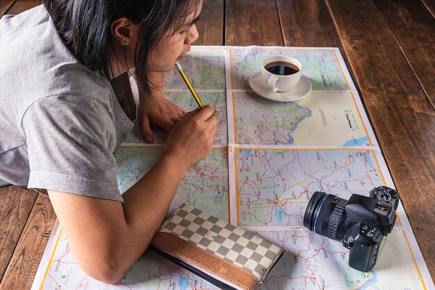 Foto vrouwen reisplanning met kaarten en camera's