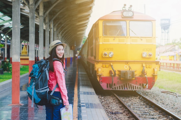 Vrouwen reizen met bagage op het treinstation. Het concept van actieve levensstijl en gelukkig