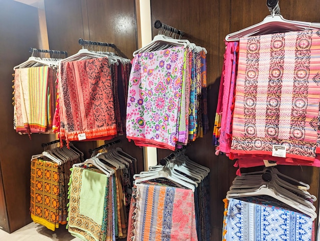 Foto vrouwen saree jurk in het grote winkelcentrum