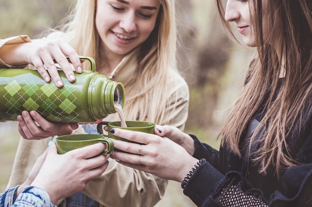 Vrouwen schenken warme chocolademelk