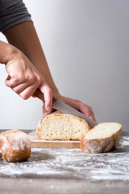 Vrouwen scherp brood op houten lijst