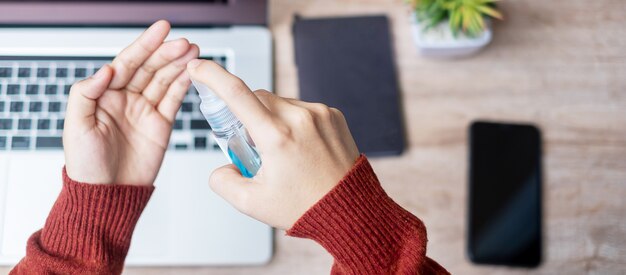 Vrouwen schoonmakende handen met desinfecterend middel