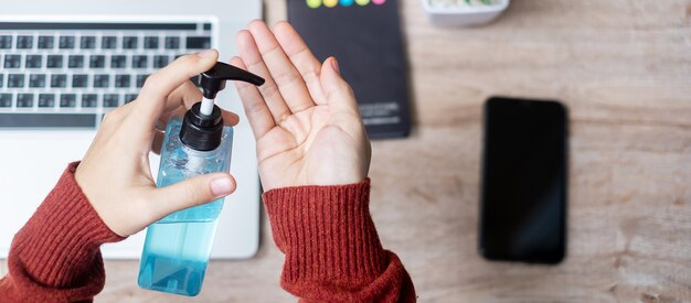 Vrouwen schoonmakende handen met desinfecterend middel