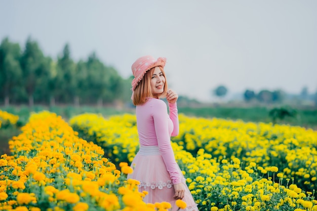 Vrouwen staan naar de bloemen in de tuin te kijken.