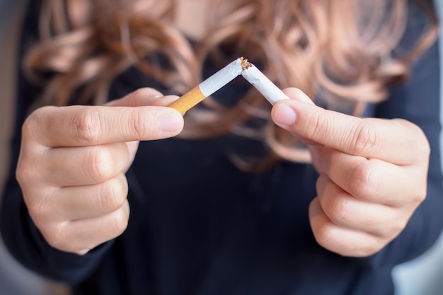 Vrouwen stoppen met roken voor de gezondheid hand focus