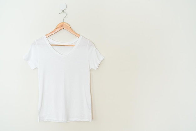 Vrouwen T-shirt op de muur