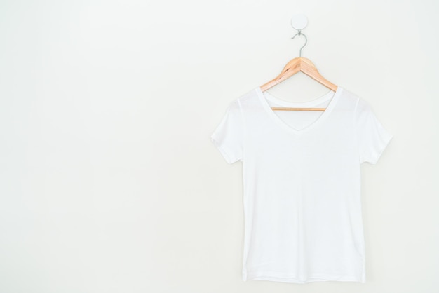 Vrouwen T-shirt op de muur