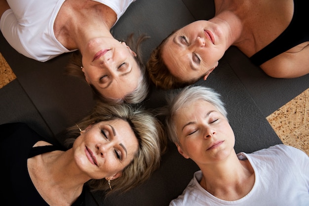 Foto vrouwen tijdens hun yogasessie