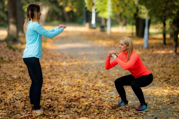 Vrouwen trainen buiten in het openbare park in de herfst