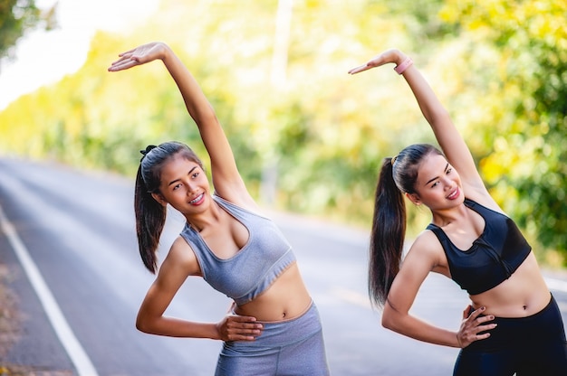 Vrouwen trainen graag voor een goede gezondheid. Oefening concept