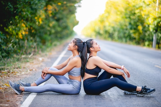 Vrouwen trainen graag voor een goede gezondheid. Oefening concept