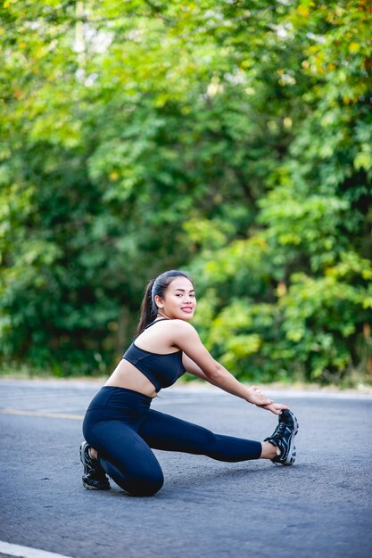 Vrouwen trainen graag voor een goede gezondheid. Oefening concept