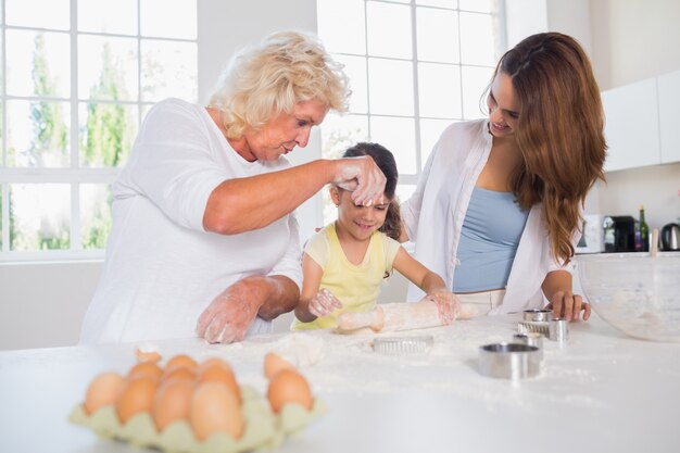 Vrouwen van een familie bakken