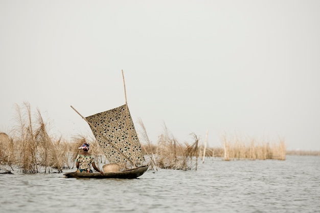 Vrouwen varen op de lagune van het paaldorp Ganvie in Benin.
