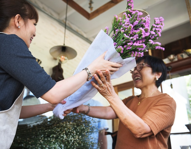 Vrouwen verkopende bloemen in een bloemwinkel