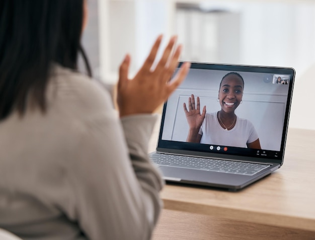 Vrouwen videogesprek wave en laptop met vrienden die online praten en sociaal zijn Vrouwelijke vriendschap en videoconferentie of webinar voor bonding en online praten voor voip-communicatie thuis