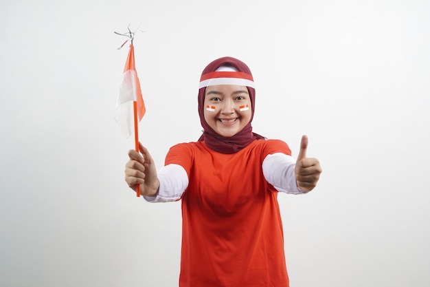 Foto vrouwen vieren de onafhankelijkheidsdag van indonesië met omhoog duim