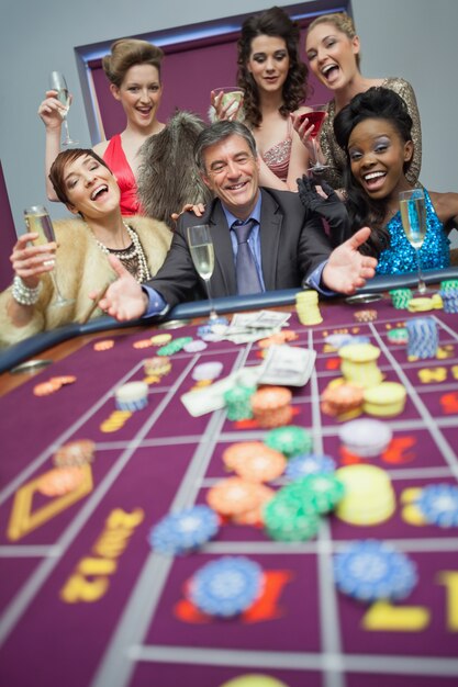 Vrouwen vieren het succes van de man bij roulette