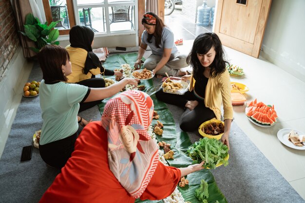 Vrouwen voorbereiden op het diner met vrienden thuis