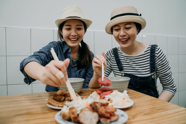Vrouwen vrolijk met eetstokjes klaar om te eten