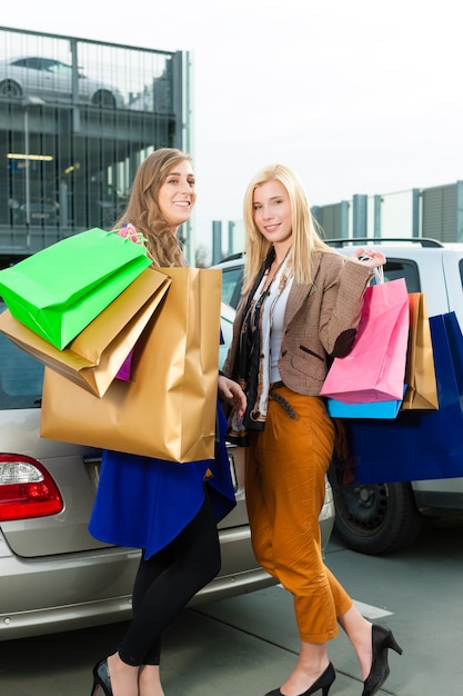 vrouwen waren aan het winkelen en naar huis aan het rijden