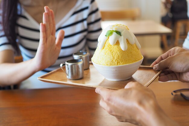 Vrouwen weigeren allerlei desserts te eten. vermijd suiker en snoep voor een goede gezondheid.